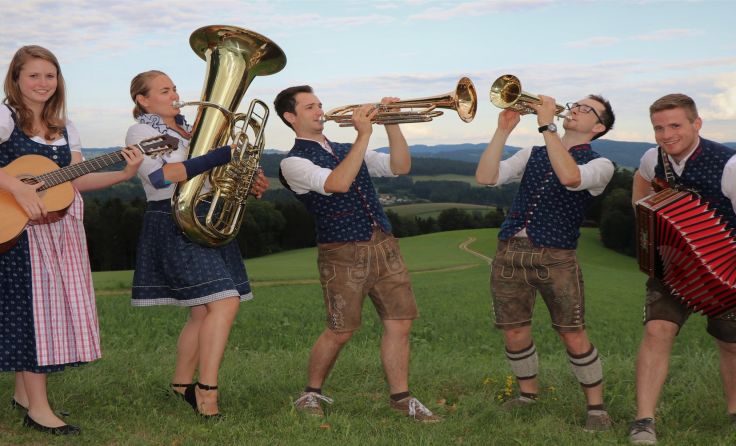 Auch die 16er Musi wird beim Volksliedabend zünftig aufspielen. Foto: 16er Musi