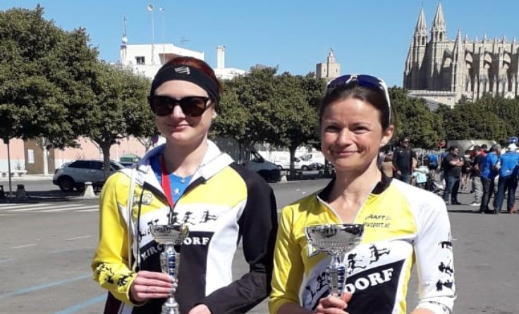 Julia Pils und Dominique Lothaller (v.l.) mit ihren Pokalen auf Mallorca. Foto: LG Kirchdorf