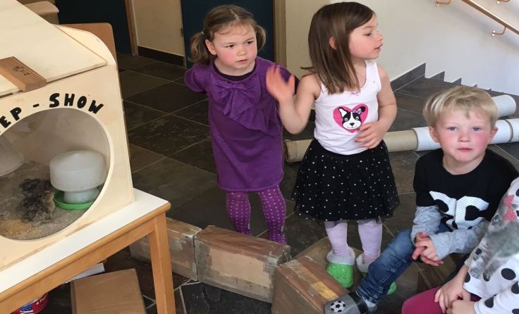 Die "Piep-Show" der besonderen Art ist für die Kinder ein besonderes Erlebnis. Foto: Dirk Hanel