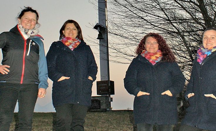 Die Veranstalter vor dem Kreuz Foto: privat