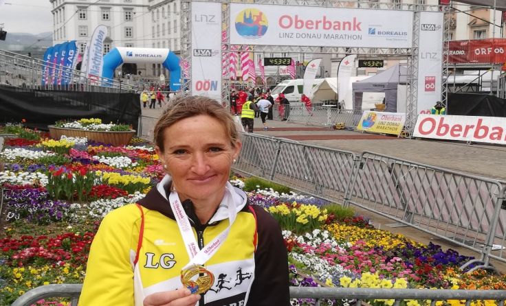 Christine Rosenberger freut sich über die Goldmedaille. Foto: LG Kirchdorf