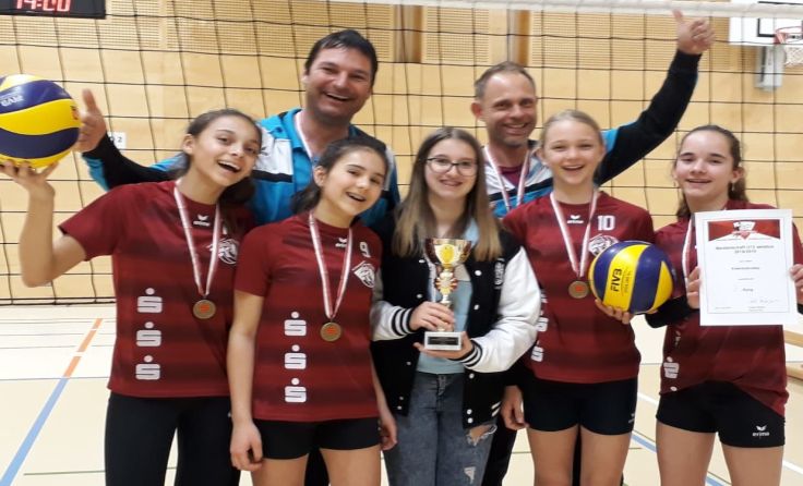 Spielerinnen und Betreuer freuen sich über den dritten Meisterschaftsrang. Foto: Kremstalvolleys