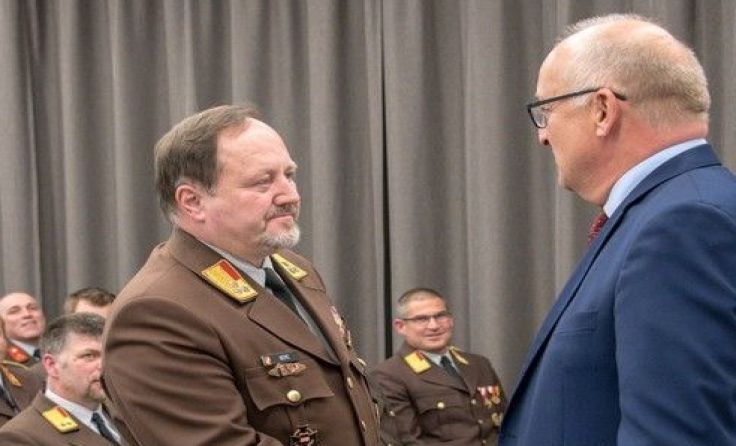 Bezirkshauptmann Goppold gratuliert Helmut Berc zur Wiederwahl Foto: Jack Haijes