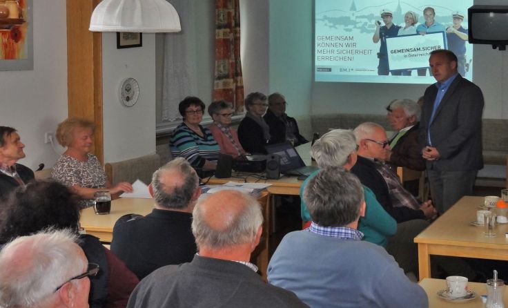 Gebannt wurde den Worten von Abteilungsinspektor Pramberger gelauscht. Foto: Pensionistenverband