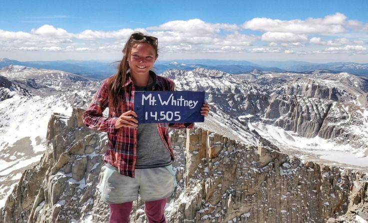 Gisella Krinzinger auf dem Gipfel des 4.421 Meter hohen Mount Whitney Foto: Gisella Krinzinger