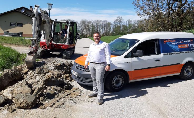 Karl Öllinger-Luwy auf der Baustelle Pürstingerweg in Schlierbach Foto: LUWY TV-IT