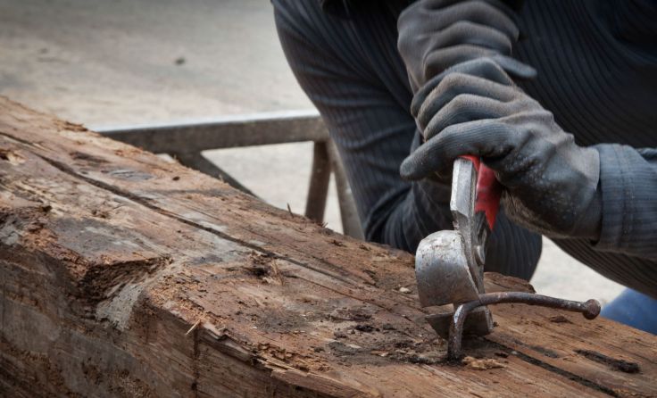 Altes Holz wird aufbereitet und zu einem zweiten Leben verholfen. Foto: Altholz