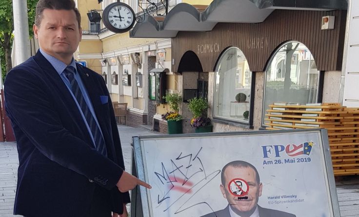 Gruber vor verunstaltetem Plakat. Foto: FPÖ