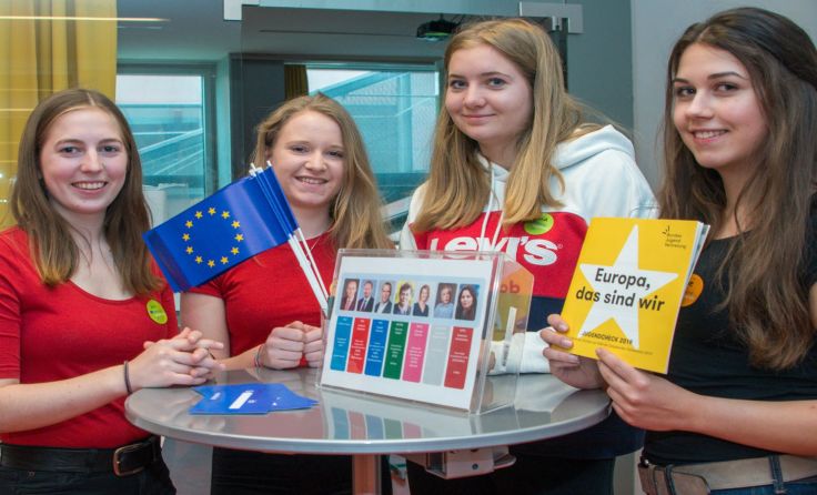 Viele Schüler waren interessiert an den Informationen zur EU-Wahl. Foto: Jack Haijes