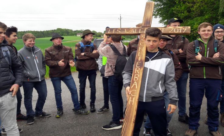 Die Schlierbacher Schüler nahmen mit einem selbst gemachten Pilgerkreuz teil. Foto: David Feßl