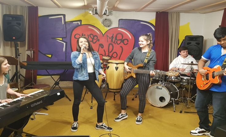 Die Schüler beim Musizieren Foto: BORG Kirchdorf