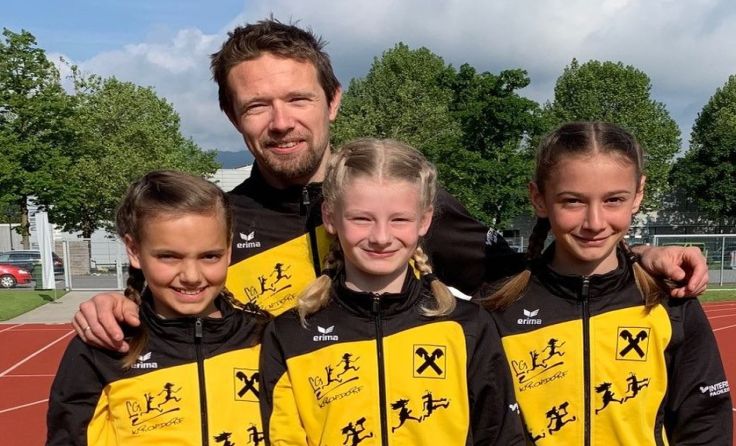 Trainer Alexander Weiß (hinten) mit Joy Sophie, Leonie und Sophia (v.l.) Foto: Nicole Fischer