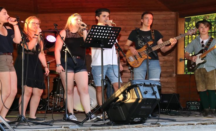 Die Schüler brachten das Publikum mit Rock- und Pop-Klängen in Stimmung. Foto: BRG Mair