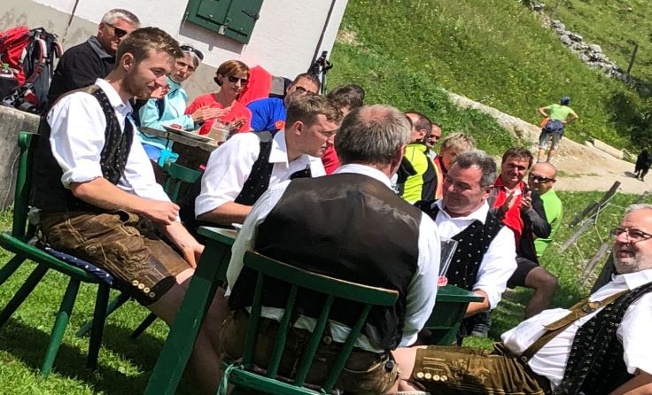 Der Aufstieg wird mit gemütlicher Stimmung und einem Frühschoppen belohnt. Foto: privat