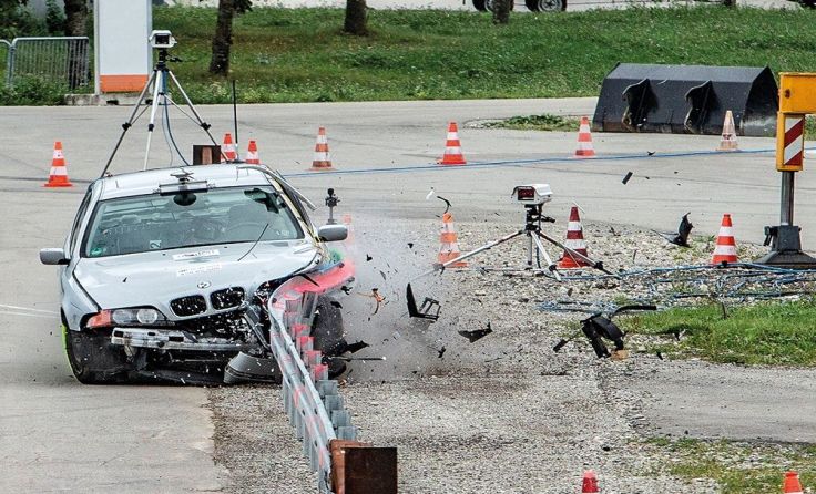 Das neue System übertraf bei Anprallversuchen herkömmliche Stahlleitplanken. Foto: DELTABLOC