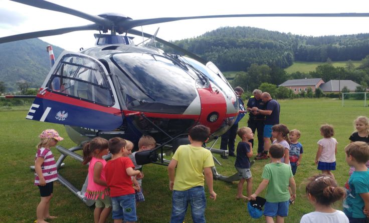 Die Kinder durften den Hubschrauber aus nächster Nähe bestaunen. Foto: Renate Weiss