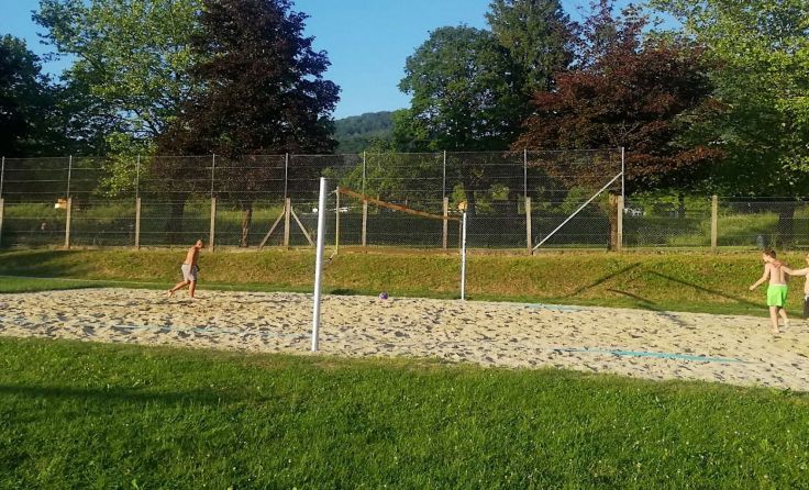 Beachvolleyball ist eines der vielfältigen Sommerangebote im JUZ-Micheldorf. Foto: JCUV
