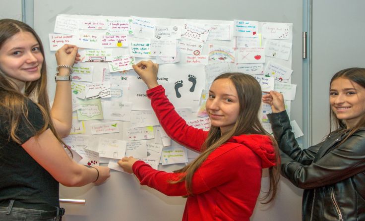 Schülerinnen der dritten Jahrgänge der HLW Kirchdorf beim Plakat gestalten. Foto: Haijes