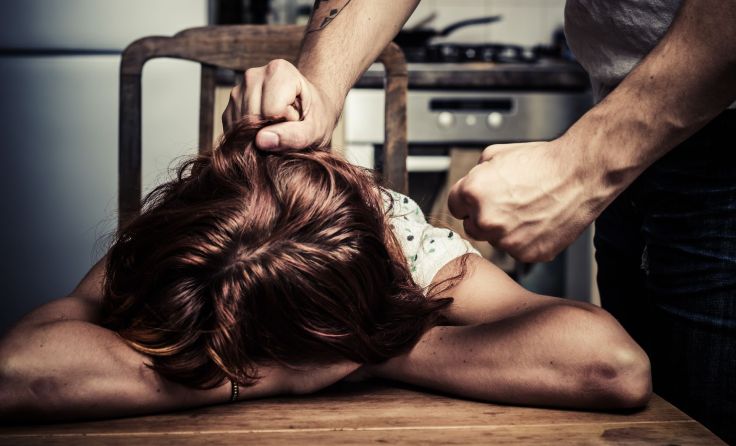 Ein Großteil der Opfer von Gewalt sind Frauen. Foto: Lolostock/Shutterstock.com