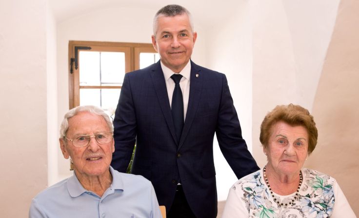 Bürgermeister Rudolf Scharinger mit Margarete und Erhard Schalk Foto: Stadtarchiv Traun