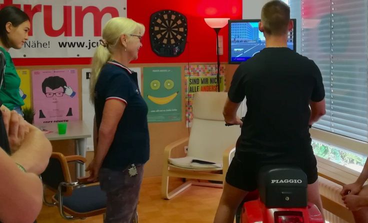 Auf dem Zweiradsimulator kann das sichere Fahren geübt werden. Foto: JCUV