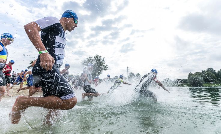 Die Triathleten starteten mit dem Schwimmbewerb im Oedtsee. Foto: Aloha Sport