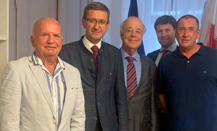 Landesrat Markus Achleitner (2.v.l.) mit Vertretern der Bürgerinitiative Foto: privat