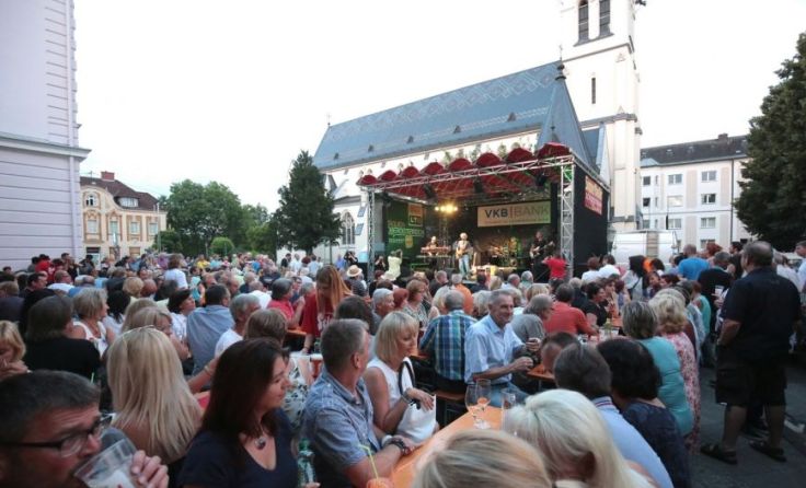 Am Kirchenplatz in Traun wird im Sommer jeden Freitag aufgespielt. Foto: Werner Redl