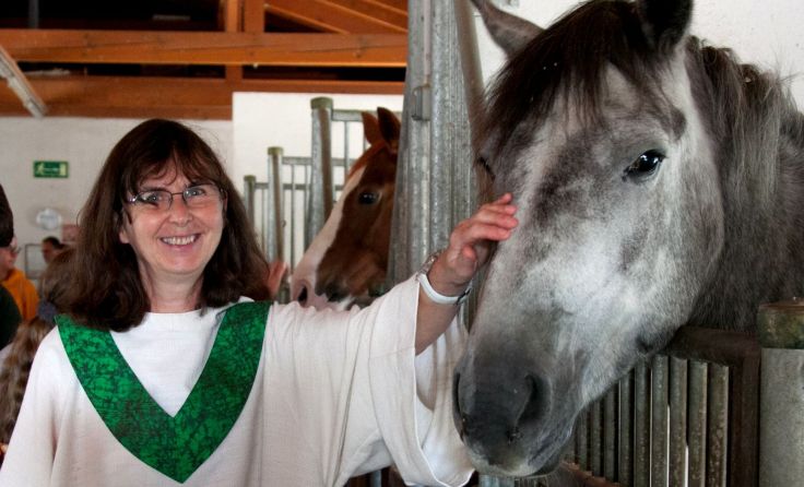 Irene Rossoll, Pastoralassistentin in St. Isidor, segnet die Tiere. Foto: Caritas