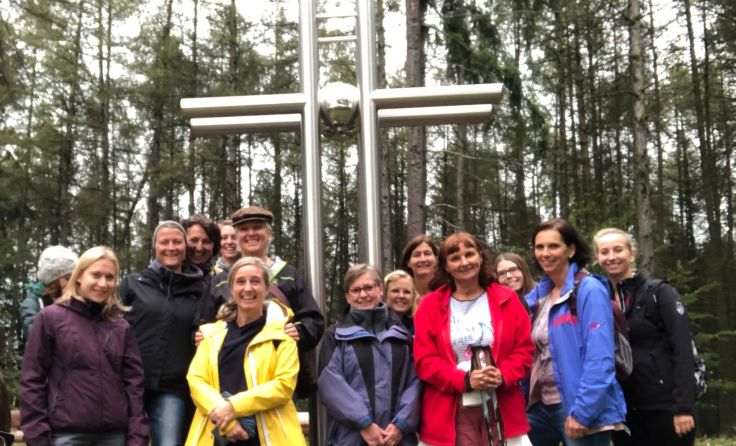 Die Wilheringer Volksschullehrerinnen vor dem Gipfelkreuz am Kürnberg. Foto: Markus Langthaler