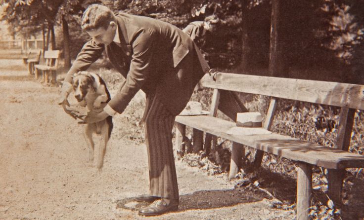 Die Beziehung zu Hunden ist eine ganz besondere. Foto: Sammlung Helmut Wildberger