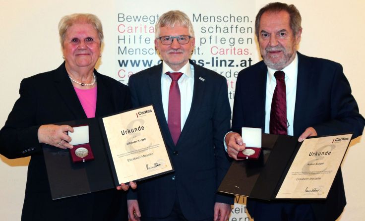 Elfriede und Anton Kröpfl mit Caritas OÖ-Direktor Franz Kehrer (Mitte) Foto: Caritas