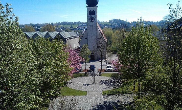Am Kirchenplatz im Ortszentrum soll eine Tiefgarage für Autos entstehen. Foto: Gemeinde Neuhofen