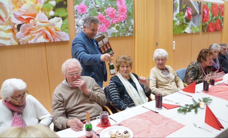 Ein Stifterl Sekt für alle Besucher gab´s direkt vom Bürgermeister noch dazu. Foto: Johann Hofer