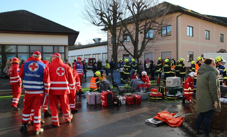 Auf dem Puckinger Ortsplatz wurde der Ernstfall geübt. Foto: Lukas Strach