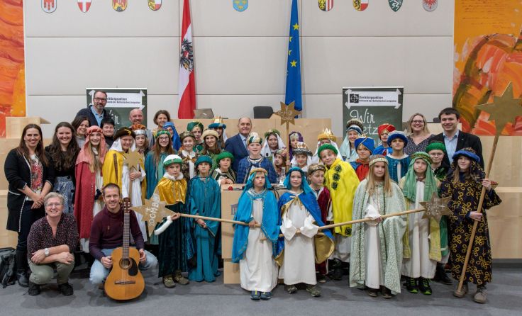 Die Schöneringer Sternsinger-Delegation war mit über 40 Personen angereist. Foto: Haijes