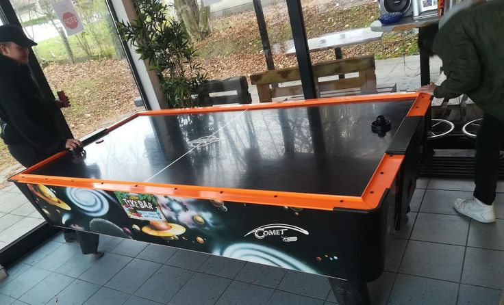 Die Jugendlichen weihten das neue Spielgerät sofort ein. Foto: JCUV