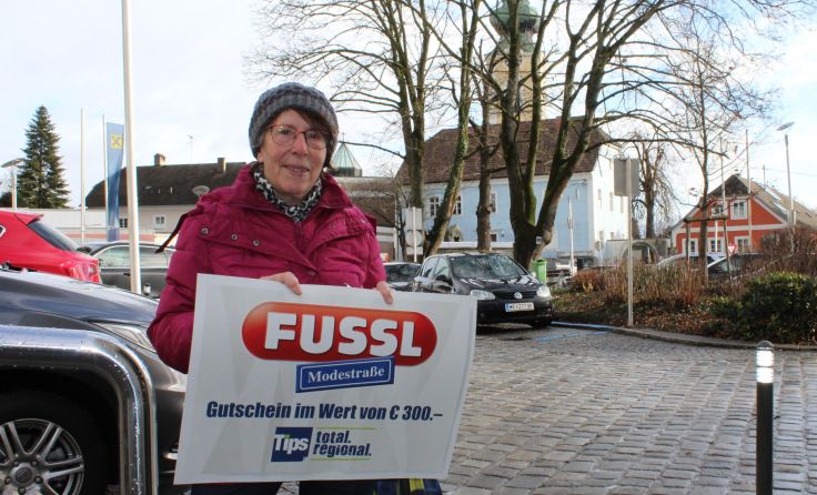 Maria Bayer aus Leonding freute sich sichtlich über den überraschenden Gewinn. Foto: Ramaseder