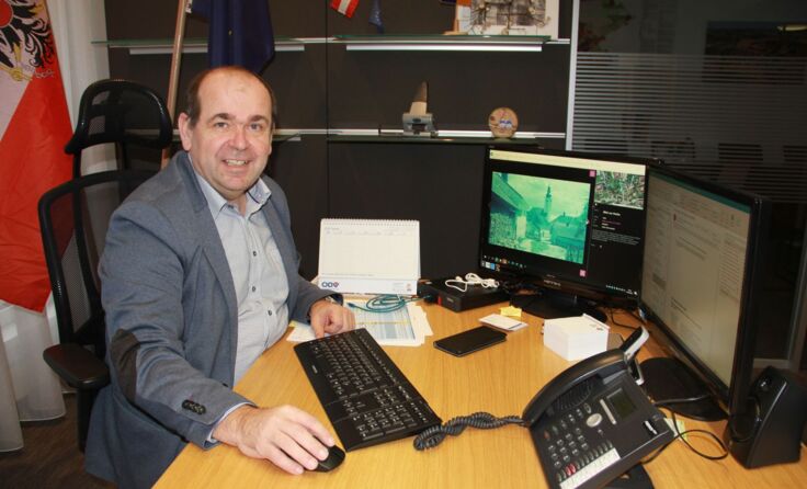 Bürgermeister Klaus Wahlmüller beim Durchstöbern der Topothek (Foto: Marktgemeinde Hörsching)