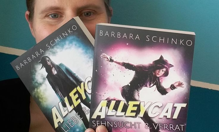 Stolz präsentiert die Autorin den zweiten Teil ihres Jugendbuches Foto: privat