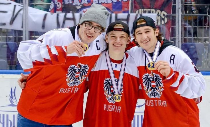 Paul Schmid (r.) präsentiert stolz seine WM-Goldmedaille. Foto: IIHF