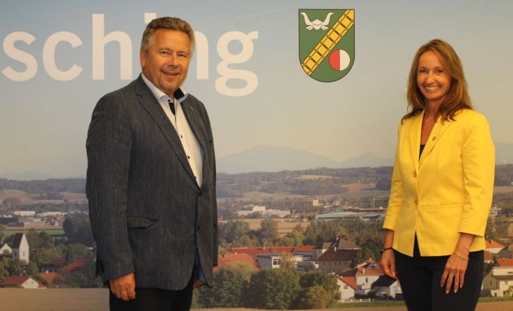 Bürgermeister Peter Mair mit der neuen Amtsleiterin Alexandra Baco-Sampt. Foto: Gemeinde Pasching