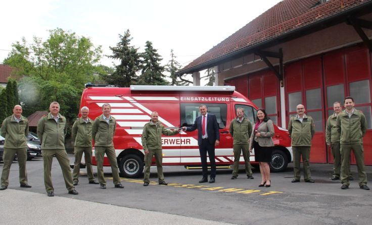 Die Übergabe wurde unter Einhaltung der Abstandsregeln durchgeführt. Foto: Stadtgemeinde Ansfelden