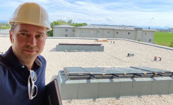 Vizebürgermeister Markus Hofko mit Blick auf die Dachfläche des Kinderzentrums Foto: Team Hofko