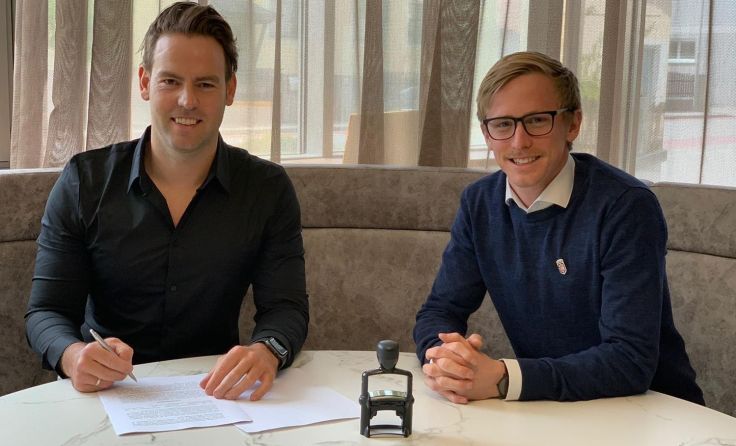 Reinhard Großalber mit Juniors Klubmanager Fabian Zöpfl (v.l.) Foto: FC Juniors OÖ