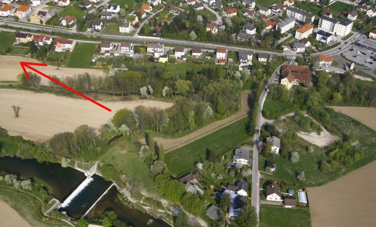 Der rote Pfeil markiert die betroffene Fläche, die Brunnwiese. Foto: Gemeinde Neuhofen