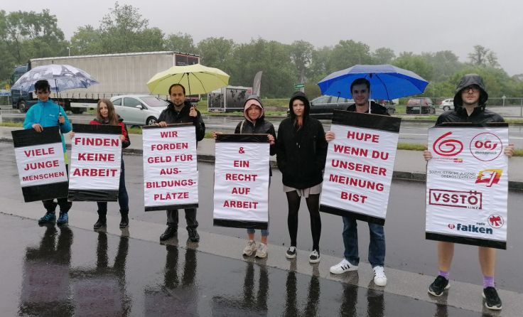 Junge Aktivisten fordern mehr Geld für Ausbildung und ein Recht auf Arbeit. Foto: SJ