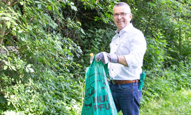 Bürgermeister Scharinger beim fleißigen Müll sammeln. (Foto: Stadtarchiv Traun)