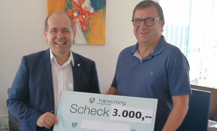 Klaus Wahlmüller mit Spender Christoph Reder (v.l.) (Foto: Marktgemeinde Hörsching)