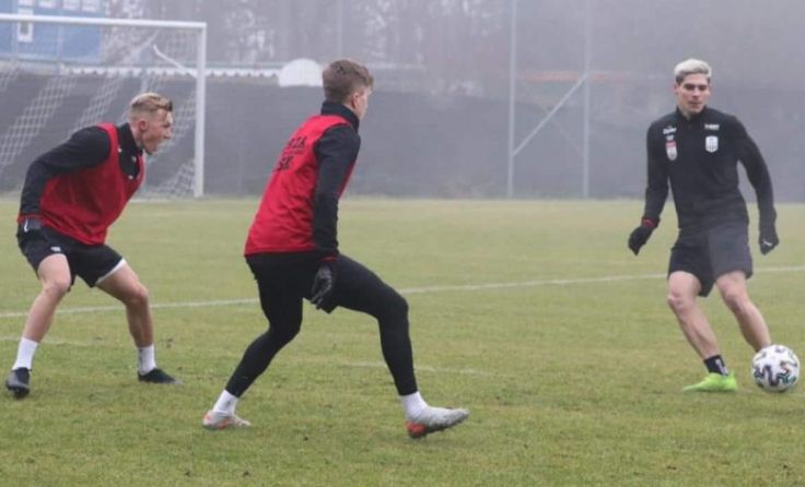 Dominik Frieser (2.v.r.) zum Trainingsauftakt im Winter noch mit seinen LASK-Kollegen. (Foto: LASK)